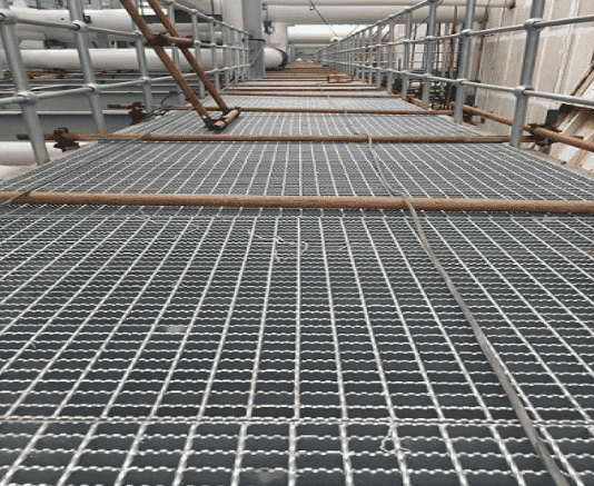 工廠平臺(tái)走道用防滑鋼格柵板廠家定做。